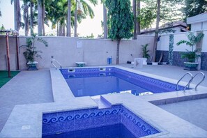 Una piscina al aire libre