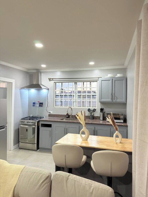 Frigorífic, microones, forn i placa de cuina 