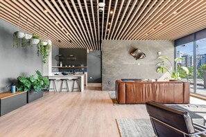 Smart TV, mesa de pingue-pongue