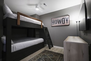 3 Schlafzimmer, Schreibtisch, Bügeleisen/Bügelbrett, Reisekinderbett