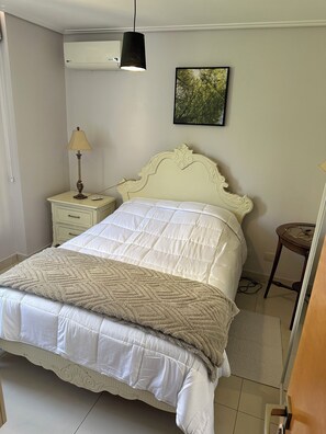 2 bedrooms, iron/ironing board, internet, bed sheets