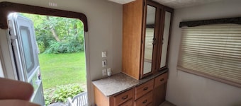 2-bedroom camper w Br/Ac + access to Happy Place Fish Farm utilities/recreation.