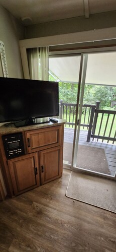 2-bedroom camper w Br/Ac + access to Happy Place Fish Farm utilities/recreation.