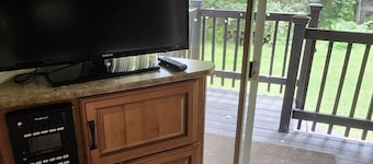 2-bedroom camper w Br/Ac + access to Happy Place Fish Farm utilities/recreation.