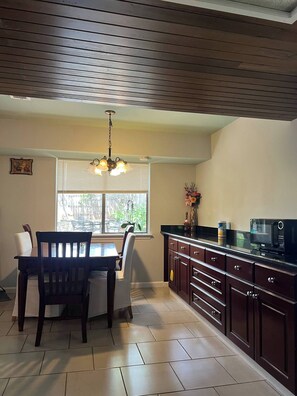 KĂŒhlschrank, Mikrowelle, Ofen, Herdplatte