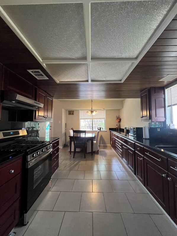 KĂŒhlschrank, Mikrowelle, Ofen, Herdplatte