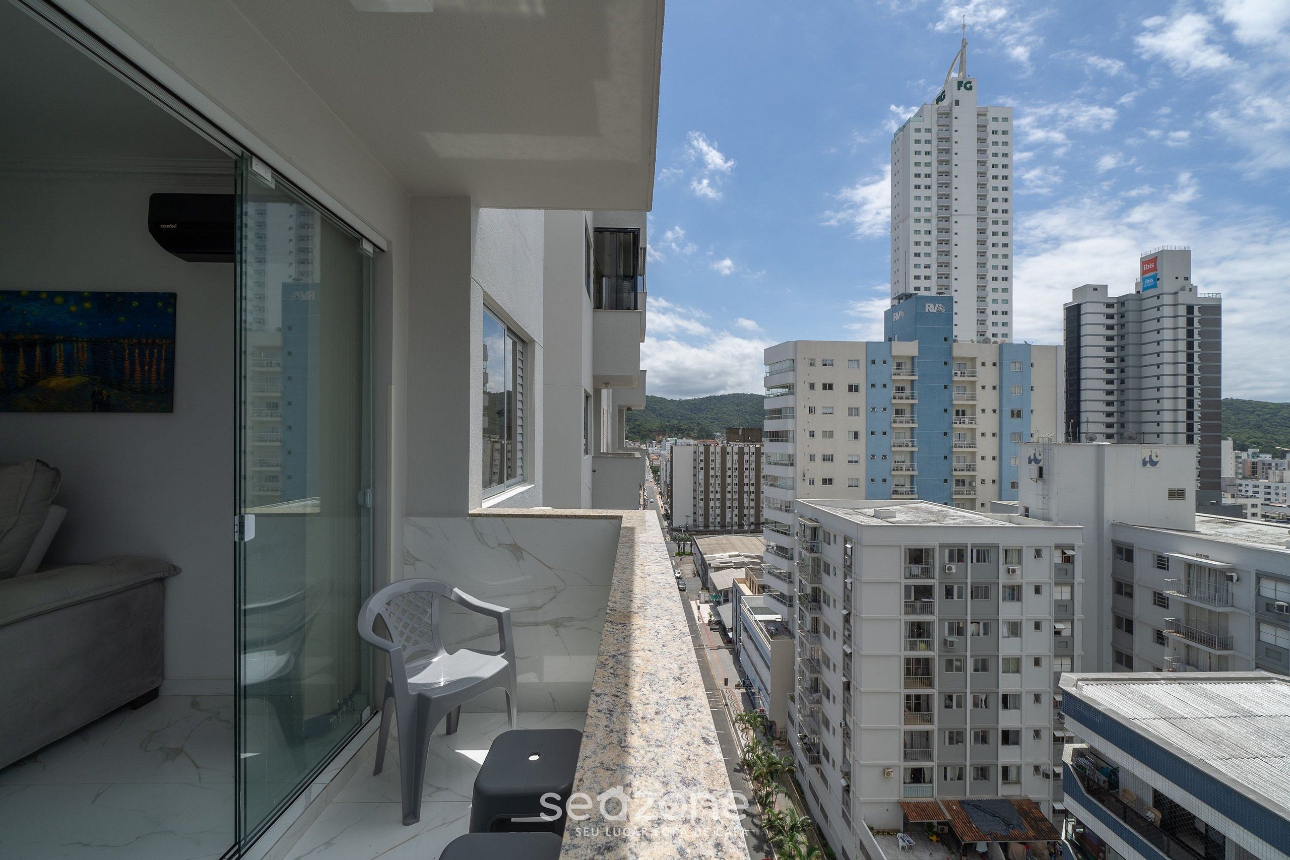 Un appartement moderne doté d’un balcon, de grandes fenêtres et offrant une vue sur les bâtiments environnants.
