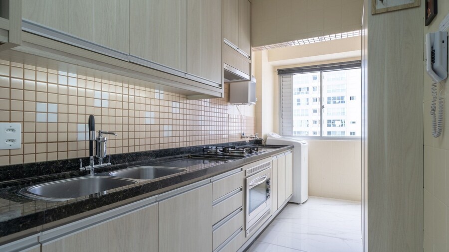 Apt 400m fr the Beach Near Ferris Wheel BC Emf1003