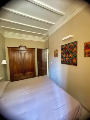 1 slaapkamer, een strijkplank/strijkijzer, wifi, beddengoed