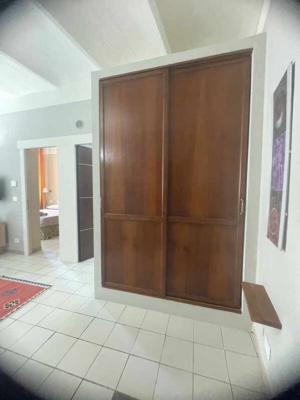 1 habitación, tabla de planchar con plancha, wifi y ropa de cama 