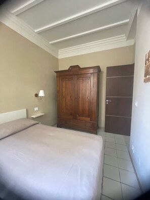 1 habitación, tabla de planchar con plancha, wifi y ropa de cama 