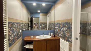 Secadora de cabello, toallas, jabón, papel de baño
