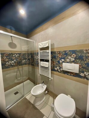 Secadora de cabello, toallas, jabón, papel de baño 