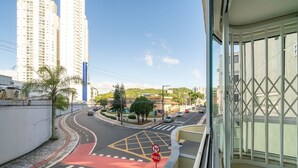 Une vue d’une intersection urbaine, avec de hauts immeubles, une route sinueuse et un passage piéton.