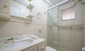 Eenvoudig appartement | Badkamer | Een douche