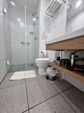 Haartrockner, Handtücher, Shampoo, Toilettenpapier