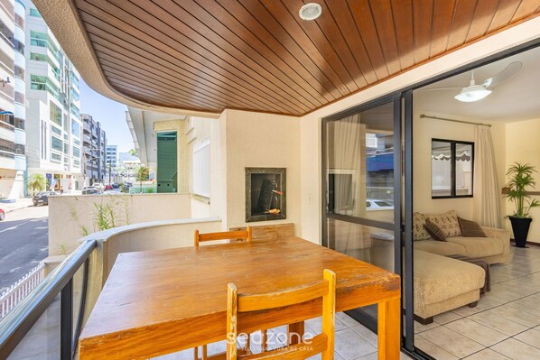 Outdoor dining - 3BR Apt w/ BBQ 50m From Itapema Beach Epo001 (Itapema)