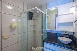 Shower - 3BR Apt w/ BBQ 50m From Itapema Beach Epo001 (Itapema)