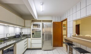 Private kitchen - 3BR Apt w/ BBQ 50m From Itapema Beach Epo001 (Itapema)