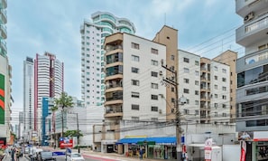 Basic Apartment | Exterior - Apartment w Balcony 250m From Praia Central Erj101 (Balneário Camboriú)