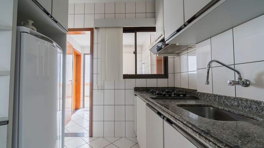Apartment w Balcony 250m From Praia Central Erj101