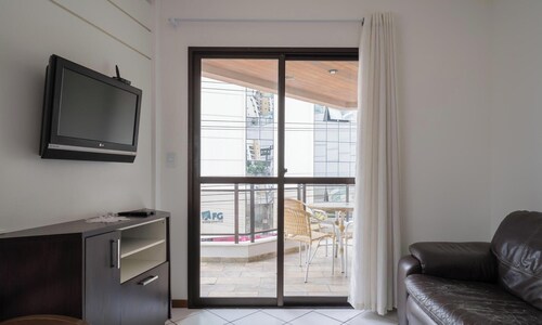 Apartment w Balcony 250m From Praia Central Erj101