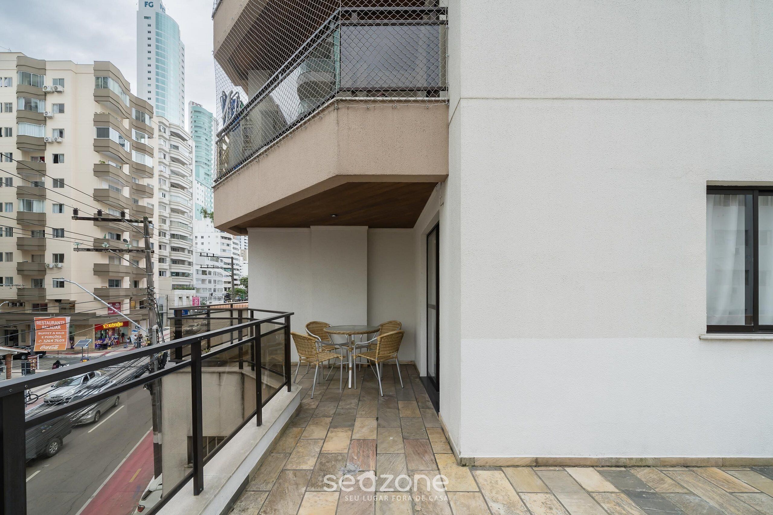 شقة بتجهيزات أساسية | تناول الطعام بالخارج