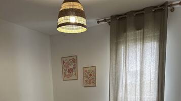 2 bedrooms, iron/ironing board, WiFi