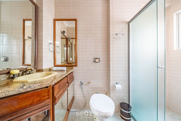 A bathroom with a sink, mirror, toilet, and shower. - Apartment in BC Center With Side sea View Erz0502 (Balneário Camboriú)