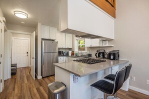 Refrigerador, microondas, horno, placa de cocina