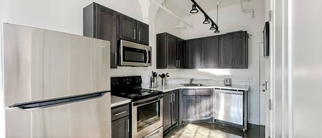 ثلاجة، ميكروويف، فرن، موقد طهي مسطح