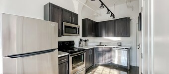 Sleepover : Tasteful Studio + Parking - Wichita