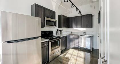 Sleepover : Tasteful Studio + Parking - Wichita