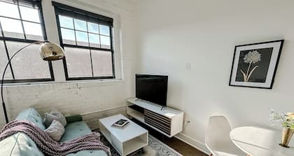 Sleepover : Tasteful Studio + Parking - Wichita