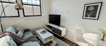 Sleepover : Tasteful Studio + Parking - Wichita