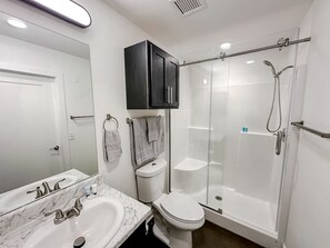 Een douche, een haardroger, handdoeken, zeep