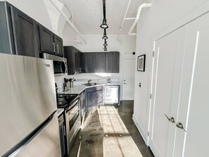 雪櫃、微波爐、焗爐、爐具