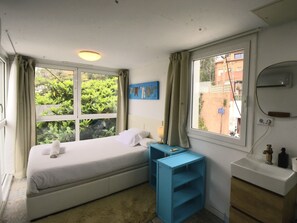 3 Schlafzimmer, Schreibtisch, Bügeleisen/Bügelbrett, Reisekinderbett