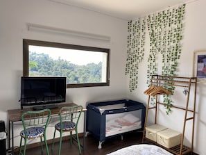 3 habitaciones, escritorio y tabla de planchar con plancha 