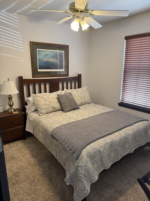 3 chambres, fer et planche à repasser, Wi-Fi, draps fournis