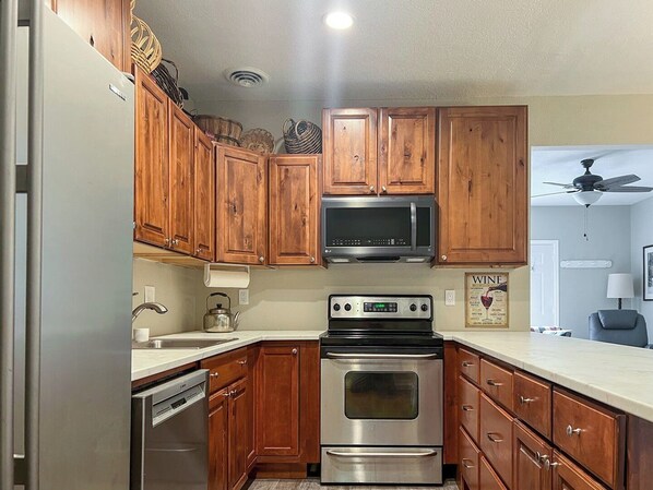 Geschirrspüler, Wasserkocher mit Kaffee-/Teezubehör, Toaster