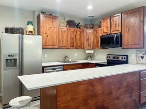 Lave-vaisselle, cafetière/bouilloire, grille-pain