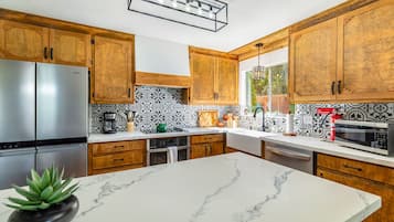 Een koelkast, een magnetron, een oven, een kookplaat