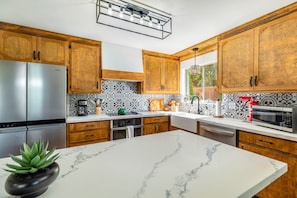 Frigorifero, microonde, forno, piano cottura