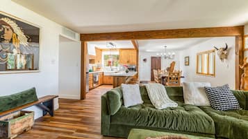 Een televisie en een open haard