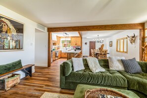 Een televisie en een open haard