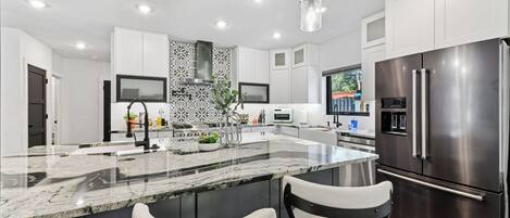 ثلاجة، ميكروويف، فرن، موقد طهي مسطح