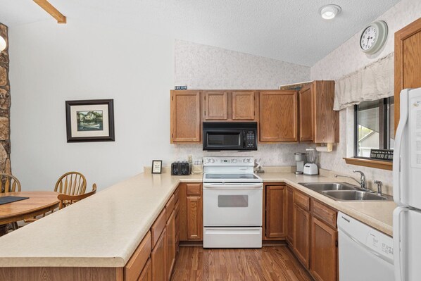 Geschirrspüler, Wasserkocher mit Kaffee-/Teezubehör, Eiswürfelbereiter