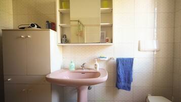 Dusche, Haartrockner, Bidet, Handtücher