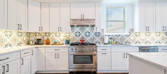 Funky Colorful House w Heated Pool 4br|3ba